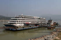  Century Diamond  legt am Fuße des 3-Schluchten-Staudamms an, 31.08.2011