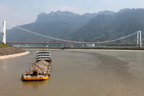 dieser unbekannt gebliebene Frachter wartet auf Einfahrt in die unterste Schleuse des 3-Schluchen-Staudamms, 31.08.2011