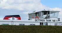 Steuerhaus und Schornstein/Kamin/Abdeckung der Abgasanlage vom TMS Dettmer Tank 140 (04810300) am 16.05.2014 in der Schleuse Rothensee bei der Talschleusung. 