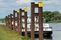  Versteckt  hinter Dalben liegt am 24.05.2014 das TMS Dettmer Tank 51 (04014550) in Tangermünde an der Elbe.