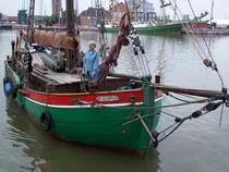 Gaffelkutter  Delphin  (ex  Adler ), Baujahr 1930, am 15.08.2005 in Bremerhaven, weitere Infos zum Schiff gibt es da: http://www.tallship-fan.de/ (im Hintergrund liegt die  Alexander von Humboldt )