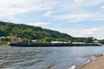 . Koppelverband mit Leichter RO-RO 1,  ENI Nr 02317261 ; L 104,90 m; B 11,50 m ; T 968 ; geschoben von Schiff Vera Euronr 02104810 ; Bj 1974 ; L 108.50 m ;  b 11.40 m; T 1452 ; gebaut von der Scheepswerf de Biesbosch in Dordrecht NL, beladen mit Fahrzeugen ist nahe Lahnstein Stromaufwrtsunterwegs.  25.05.2014 