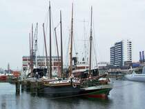 Der Schleppkahn  Emma  mit Heimathafen Lauterbach liegt am 15.08.2005 beim Deutschen Schiffahrtsmuseum Bremerhaven. Das Schiff f�hrt eine dreimastige Sprietsegeltakelage und ist somit schon fast ein Segelschiff. Schleppk�hne auf Fl�ssen f�hrten in der Regel nur ein Sprietsegel, da sie die Masten wegen den Br�cken h�ufig legen mussten. Solch eine dreimastige Besegelung gab es nur bei Schleppk�hnen die in K�stengew�ssern im Einsatz waren.