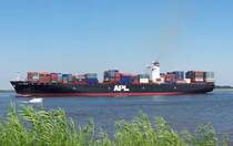  APL Agate  Auf der Elbe passiert L�he. 
Gr��e in BRZ: 65457 
Baujahr: 1997 
L�nge in m: 272,20 
Breite in m: 40,00 
Tiefgang in m: 13,50 
Kapazit�t: 5020 TEU 
