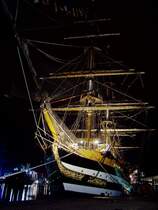 Das Vollschiff  Amerigo Vespucci  aus Italien, am 14.08.2005, 2:00 Uhr in der Nacht, bei der Sail Bremerhaven. Liegeplatz: Kaiserhafen I.