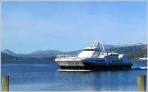 Ein �bliches Verkehrsmittel in Norwegen sind auch die Hochgeschwindigkeitskatamarane f�r bis zu 200 Passagiere. Sie erreichen 48 Knoten. Der Innenraum errinnert an ein Gro�raumflugzeug. Beim Einstieg mussten wir unseren Namen und Aufenthaltsort in ein Diktierger�te sprechen, damit im Falle eines Ungl�cks, die Namen der Passagiere bekannt sind.
Hier erreicht ein solches Fahrzeug das norwegische Finnsnes, zwischen den Lofoten und Troms� gelegen. 26.8.2004 (Jonas)