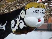 Diese Galionsfigur steht in Bezug zum Schiffsnamen der Brigantine  Eye of the Wind . Das 1911, auf der L�hring-Werft in Hammelwarden (Unterweser, Deutschland), gebaute Schiff f�hrt unter Flagge von Gro�britannien. Das Bild entstand am 15.08.2005 bei der Sail Bremerhaven.