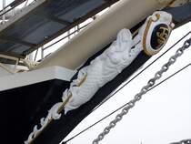 Die Galionsfigur der Bark  Tenacious  aus Gro�britannien, Baujahr 2000, zeigt eine Seejungfrau (Nixe) mit Wappenschild. Das Foto entstand am 14.08.2005 bei der Sail Bremerhaven.
