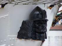 Der Dreimaststagsegelschoner  Zawisza Czarny   aus Polen, Baujahr 1952, tr�gt eine geharnischte B�ste von seinen Namens-Patron am Bug. Das Foto entstand am 15.08.2005 bei der Sail Bremerhaven. 