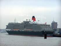  Queen Victoria  ist auch von hinten sch�n. Hier liegt sie bei der Jungfernfahrt 2007 im  Hamburger Hafen. 