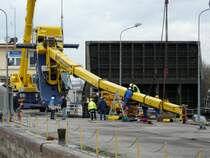 Auf der Mittelmole der Schleuse (Ecluse) Ottmarsheim (Rhein-Seiten-Kanal) ist am 03.12.2007 ein Kran umgest�rzt und wird hier, einen Tag sp�ter, geborgen. Das Foto entstand vom Oberdeck des FGS  Weinland Baden . 