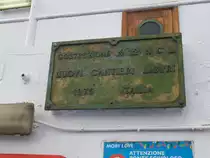 MOBY LOVE  (IMO 7207451) am 16.5.2014, Werftschild  /
ex: Moby Love 2 (1998-2002), King Orry (1990-1998), Channel Entente (1989-1990), Saint Eloi (1975-1989) /
RoPax-Fähre / BRZ 7.657 / Lüa 114,59 m, B 18,62 m, Tg 4,11 m / 2 Pielstick-Diesel, ges. 10.740 kW, 14.607 PS, 21,8 kn / 1100 Fahrgäste, 220 Fahrzeuge / 1975 bei Cantieri Navali di Pietra Ligure, Pietra Ligure, Italien.  / Flagge: Italien, Heimathafen: Neapel /
