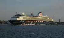 Die 1997 erbaute 262 m lange Mein Schiff 2 (bis 2011 Celibrity Mercury) beim Auslaufen aus Kiel am 1.8.2014