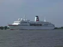 Die 1998 erbaute 175 m lange MS Deutschland beim Einlaufen in Hamburg (höhe Blankenese) am 2.8.14 zu den Cruisedays 