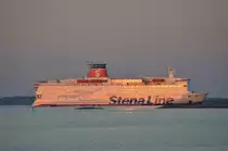 Stena Vision, RoRo Fähre von Stena-Line, Heimathafen  Göteborg. Karlskrona´s Hafen- Ausfahrt Richtung Gdynia von der Abendsonne angestrahlt, am 19,07,2014. 
L: 175,37m, B: 30,80m, T: 6,75m, Geschwindigkeit max. 21,5 kn (40 km/h) ,andere Schiffsnamen:  Stena Scandinavica,  Stena Germanica, Bauwerf:t Gdynia Stocznia i Komuni Paryski (Gdynia, Polen) Zugelassene Passagierzahl: 1700, Fahrzeugkapazität: 569 PKW.