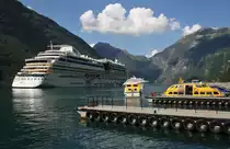 AIDAluna hat am 27.7.2014 nach der Fahrt durch den atemberaubenden Geirangerfjord den gleichnamigen Ort am Ende des Fjords erreicht.