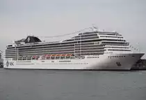 Die MSC POESIA lag am 10.08.2014 friedlich im Hafen von Warnem�nde