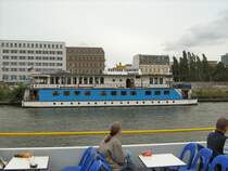 Hotelschiff auf der Spree nahe der Oberbaumbr�cke (im ehemaligen Grenzgebiet), Aufnahme 29. 7. 2007