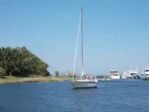 Um zum Segelhafen zugelangen mußte dieser Einmaster,am 23.Juli 2014,den Hafenkanal von Schaprode benutzen.