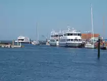 Im Hafen von Schaprode lagen,am 23.Juli 2014,mehre Fahrgastschiffe die von und in Richtung Hiddensee schipperten.