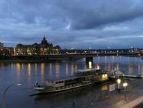 Allen Freunden von schiffbilder.de, besonders Thomas und seinen Admins FR�HLICHE WEIHNACHT mit: Blick am Abend auf Seitenraddampfer  STADT WEHLEN  in Dresden auf der Elbe am Terrassenufer, im Hintergrund das Regierungspr�sidium; Dezember 2007
