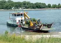 Raupenbagger bei der Reinigung seiner Schaufel nach getaner Arbeit an Bord der  Bonn , Rhein in Wesseling - 23.06.2014