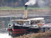 Ort: Seu�litz - Anlegestelle der Fahrgastschiffahrt, Elbe-Km 93,9 / rechtes Ufer. Der Dampfer  Sachsenwald  (L�nge: 30,38 m, Breite: 5,50 m, Euronummer: 5801670, 60 Personen) fand hier, unter den Namen  Ernst Th�lmann , Verwendung f�r Filmaufnahmen ( Maria am Wasser ).Auf Seite liegt die Reservef�hre  Einheit , aus Niederlommatzsch. Datum: 27.11.2005
