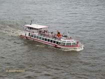 COMMODORE (ENI 05113570) am 26.8.2014, Hamburg, Elbe Höhe Dockland /
Binnenfahrgastschiff / Lüa 35,0 m, B 8,2 m, Tg 1,3 m / 2 MAN-Diesel, ges. 302 kW, 410 PS, 2 Schottel-Ruder-Propeller SRP 110, 10,5 kn / max. 350 Pass. / 1992 bei Schiffswerft Oelkers & Eichler GmbH, Neuwulmstorf, Deutschland /
