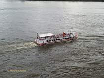 COMMODORE (ENI 05113570) am 26.8.2014, Hamburg, Elbe Höhe Dockland /
Binnenfahrgastschiff / Lüa 35,0 m, B 8,2 m, Tg 1,3 m / 2 MAN-Diesel, ges. 302 kW, 410 PS, 2 Schottel-Ruder-Propeller SRP 110, 10,5 kn / max. 350 Pass. / 1992 bei Schiffswerft Oelkers & Eichler GmbH, Neuwulmstorf, Deutschland /
