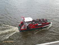 HARBURG (2) (ENI 048 07990) am 26.8.2014, Hamburg,  Elbe, Ankleger Dockland /

Einmann-Fährschiff Typ 2000 / HADAG / Lüa 29,85 m, B 8,13 m, Tg 1,7 m / 2 Diesel, 2 Ruder-Propeller, 12 kn / 250 Pass. / 2009 bei SSB, Oortkaten, Hamburg /
