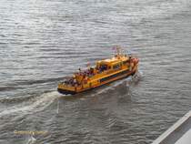 JAN MOLSEN (2) (ENI 5100690) am 26.8.2014, Hamburg, Elbe Höhe Dockland /

Hafenfährschiff der HADAG / Lüa 36,36 (vor Umbau 30,34)  m, B 6,3 m, Tg 1,16 m / 2 Mercedes-Benz-Diesel, 16-Zyl. Ges. 441 kW, 600 PS, 13 kn / Pass. 300 (vor Umbau 180) / 1968 bei Mützelfeldtwerft, Cuxhaven / 1976 bei Buschmann, Hamburg um 6 m verlängert, Innenausbau bei v. Cölln, HH-Finkenwerder / 2007 bei SBB, Oortkaten Umbau des Oberdecks, jetzt 200 Sonnendeckplätze /
