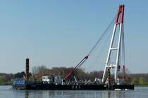 Am 28.03.2007 in K�ln-Porz. Das Kranschiff  Grizzly  (Europanummer: 4032690) bei Bergungsarbeiten am havarierten Containerschiff  Excelsior .