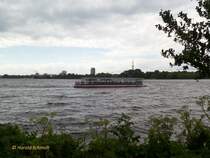 ALSTERSONNE am 5.6.2014, Hamburg, auf der Außenalster

Solarkatamaran / Lüa 26,53 m, B 5,3 m, Tg 0,85 m / Verdrängung beladen 42 t / 100 Pass. / Alster-Touristik GmbH (ATG) / 2000 bei Kopf AG, Balingen, 2066 neu konzept. / 9,5 kWp Photovoltaik-Generator, Batteriespeicher 80 Std. á 1170 Ah, 2 Drehstrommotore á 8 kW, max. 10 km/h, Reichweite 120 – 160 km /
