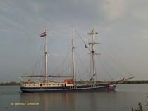ADMIRAAL VAN KINSBERGEN am 7.9.2014 im Hafen von Enkhuizen, NL /
Barkentine (Schonerbark)  / Lüa 50 m, B 6,5 m, Tg 2,1 m / Segelfläche: 600 m² /

