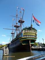 AMSTERDAM am 8.9.2014 im Hafen von Amsterdam, NL /
Nachbau des  3-Mast Ostindienfahrers (V.O.C.)  / Lüa 48 m, B 11,5 m, Tg 5,5 m / Das Original wurde 1749 auf der Schiffswerft der V.O.C, Amsterdam gebaut,  / im selben Jahr lief das Schiff bei Hastings (UK) auf Grund und wurde aufgegeben /


