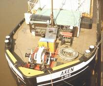 Bugansicht vom Motorschiff  Aken  der Binnenreederei Berlin. Das Schiff liegt hier in Calv�rde, Mittellandkanal. Scan vom Dia, ca. 1987/88. Weitere Infos zum Schiff gibt es da: http://www.ddr-binnenschifffahrt.de/index.htm