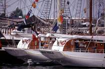 Heckansicht der beiden franz�sischen Toppsegelschoner  Etoile  und  Belle Poule . Hier bei der Sail Bremerhaven 2000. Scan von einem Dia. Weitere Infos zu den beiden Schiffen gibt es da: http://www.tallship-fan.de/