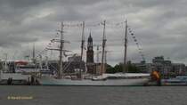 JUAN SEBASTIÁN DE ELCANO am 20.6.2014, Hamburg, Überseebrücke /
Viermastrahschoner (Segelschulschiff der spanischen Marine) / Lüa 113,1 m, B 13,1 m, Tg 6,8 m / Segelfläche: 3.5153 m², 16,9 kn / 1 Sulzer-Diesel  1.103 kW, 1500 PS, 6 kn / 1928 bei Echevarrieta y Larrinaga, Cádiz / Flagge: Spanien, Heimathafen: Cádiz /
