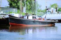Dieses Schiff lag am 28.05.1999 an der Schiffswerft J�hnk, in Hamburg-Harburg. Die Aufschrift an der Bordwand kann ich nicht genau  lesen, w�rde sie aber als  Waterboat II  deuten. Hat jemand Infos zu diesem Schiff? Ist es das 1928 gebaute, ehemals mit Dampf angetriebene,  Wasserboot II ? Links daneben sieht man den Bug vom  Motor II  der Binnenreederei Berlin. Im Hintergrund liegt der K�mo  Nobiskrug  (inzwischen umgebaut zur Barkentine  Hartstocht ). Scan vom Kleinbild-Negativ. 