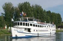 Das Kabinenschiff  Lady Anne  (ex  Avanti , ex  Lady Anne , ex  Waalwijk ) ist ein Oldtimer der Binnenschifffahrt. 1903 erbaut, fuhr es urspr�nglich als Dampf-Frachtschiff. Es wurde dann 1938 zum Motorschiff umgebaut und 1963 zum Passagierschiff. Euronummer: 2007059, L�nge: 67,35 m, Breite: 8,44 m, Tiefgang 1,65 m, 106 Paasagiere. Hier liegt es am 21.05.2007 in Breisach.