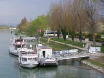 Der Liegeplatz der Breisacher Fahrgast-Schiffahrt im Breisacher Altrhein, Rhein-Kilometer 225,5. Am Steiger liegen die Fahrgastschiffe  Schloss Munzingen  und  Kaiserstuhl  (vorn).