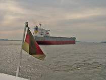 Ein Massengutfrachter auf der Elbe Kurs Nordsee.
Seine Erzladung hat er in Hamburg gel�scht.
