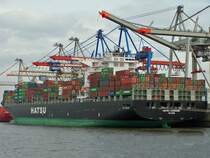 Sechs Container-Br�cken bei der  HATSU COURAGE  im Einsatz. Flage Marshall Islands. 100.864 tdw. L�nge 334,0  Breite 42,80 Baujahr 2005. 
  
