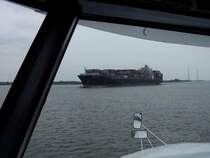 Blick von der  Br�cke  des  Elbe-City-Jet , einem Katamaran auf seinem Weg von Hamburg nach Stade. Man beachte die beiden Au�enspiegel, die dem Schiffsf�hrer einen besseren �berblick beim an- und ablegen erm�glichen sollen. Der  Elbe-City-Jet  wurde 2008 verkauft und bef�hrt nicht mehr die Elbe. 