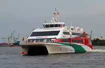 Der Katamaran  Halunder Jet  pendelt täglich zwischen Hamburg und der Insel Helgoland. Hier bringt er am Abend des 07.06.2014 die Tagesausflügler nach Hamburg zurück.