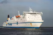 TT-Line F�hre Robin Hood von Travem�nde nach Trelleborg via Rostock �berseehafen beim Einflaufen im Hafen von Warnem�nde am 02.01.2015 gegen 12:37 Uhr