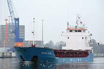 Die Wilson Gdynia IMO-Nummer:9056064 Flagge:Barbados Länge:88.0m Breite:13.0m Baujahr:1994 Bauwerft:Slovenske Lodenice,Komarno Slowakei im Nord-Ostsee-Kanal bei Rendsburg am 03.12.14 