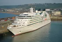 Die SEABOURN SOJOURN ist ein Kreuzfahrtschiff und fährt unter der Flagge von The Bahamas (IMO: 9417098, MMSI: 311027100). im Hafen von Dover am 03.09.2011 