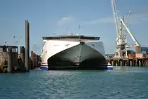 auf der kleinen Insel Guernsey im Ärmelkanal am 04.09.2011 augenommen die CONDOR EXPRESS ist ein RoRo-Schiff und fährt unter der Flagge von The Bahamas (IMO: 9135896, MMSI: 311369000).