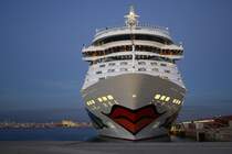 AIDAmar liegt am 20.12.2014 im Hafen von Palma de Mallorca und wird gegen 22:00 Uhr zu einer einwöchigen Reise durch das westliche Mittelmeer auslaufen.